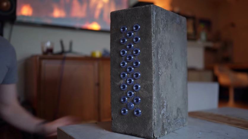 Brutalista építészet inspirálta, betonból készült asztali számítógép-ház