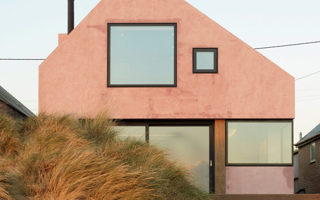 Rózsaszín betonból épült az RX Architects által tervezett “fun house” az angol tengerparton